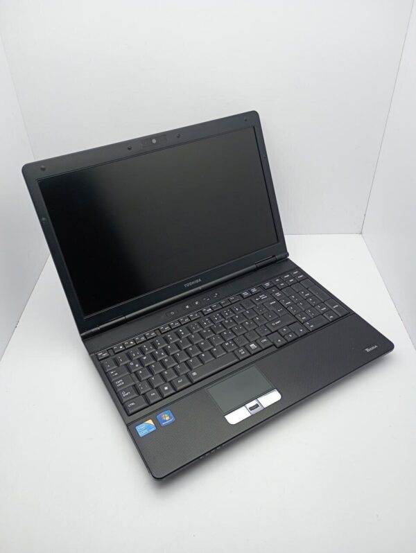 Ноутбук Toshiba P50 / 15.6" (1366x768) TN / Intel Core i5-520M (2 (4) ядра по 2.4 - 2.93 GHz) / 6 GB DDR3 / 1000 GB HDD / Intel HD Graphics / WebCam - Зображення 3
