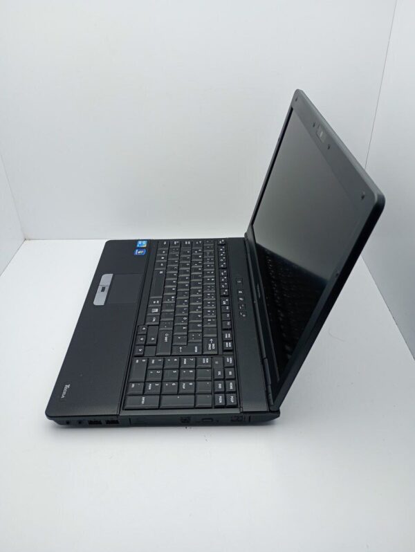 Ноутбук Toshiba P50 / 15.6" (1366x768) TN / Intel Core i5-520M (2 (4) ядра по 2.4 - 2.93 GHz) / 6 GB DDR3 / 1000 GB HDD / Intel HD Graphics / WebCam - Зображення 6