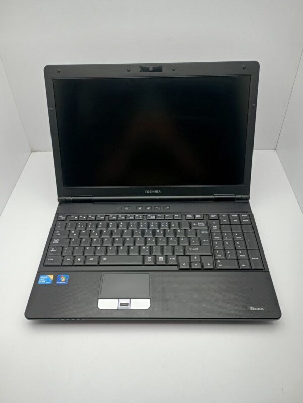 Ноутбук Toshiba P50 / 15.6" (1366x768) TN / Intel Core i5-520M (2 (4) ядра по 2.4 - 2.93 GHz) / 6 GB DDR3 / 1000 GB HDD / Intel HD Graphics / WebCam - Зображення 2