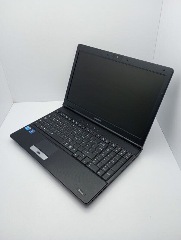 Ноутбук Toshiba P50 / 15.6" (1366x768) TN / Intel Core i5-520M (2 (4) ядра по 2.4 - 2.93 GHz) / 6 GB DDR3 / 1000 GB HDD / Intel HD Graphics / WebCam - Зображення 4