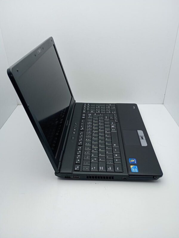 Ноутбук Toshiba P50 / 15.6" (1366x768) TN / Intel Core i5-520M (2 (4) ядра по 2.4 - 2.93 GHz) / 6 GB DDR3 / 1000 GB HDD / Intel HD Graphics / WebCam - Зображення 5