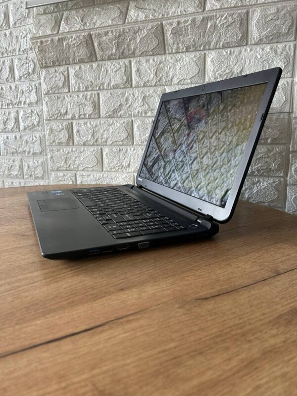 Ноутбук Toshiba Satellite C55 / 15.6" (1366x768) TN / Intel Core i3-4005U (2 (4) ядра по 1.7 GHz) / 4 GB DDR3 / 120 GB SSD / Intel HD Graphics 4400 / WebCam - Зображення 5