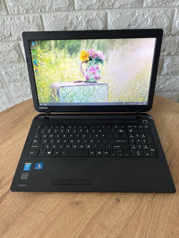 Ноутбук Toshiba Satellite C55 / 15.6" (1366x768) TN / Intel Core i3-4005U (2 (4) ядра по 1.7 GHz) / 4 GB DDR3 / 120 GB SSD / Intel HD Graphics 4400 / WebCam - Зображення 2