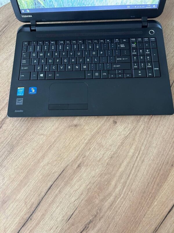 Ноутбук Toshiba Satellite C55 / 15.6" (1366x768) TN / Intel Core i3-4005U (2 (4) ядра по 1.7 GHz) / 4 GB DDR3 / 120 GB SSD / Intel HD Graphics 4400 / WebCam - Зображення 3