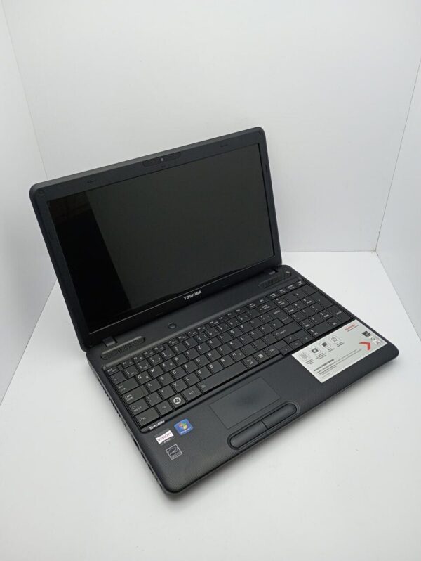 Ноутбук Toshiba Satellite C660 / 15.6" (1366x768) TN / AMD E-300 (2 ядра по 1.3 GHz) / 6 GB DDR3 / 120 GB SSD / AMD Radeon HD 6310 Graphics / WebCam - Зображення 5