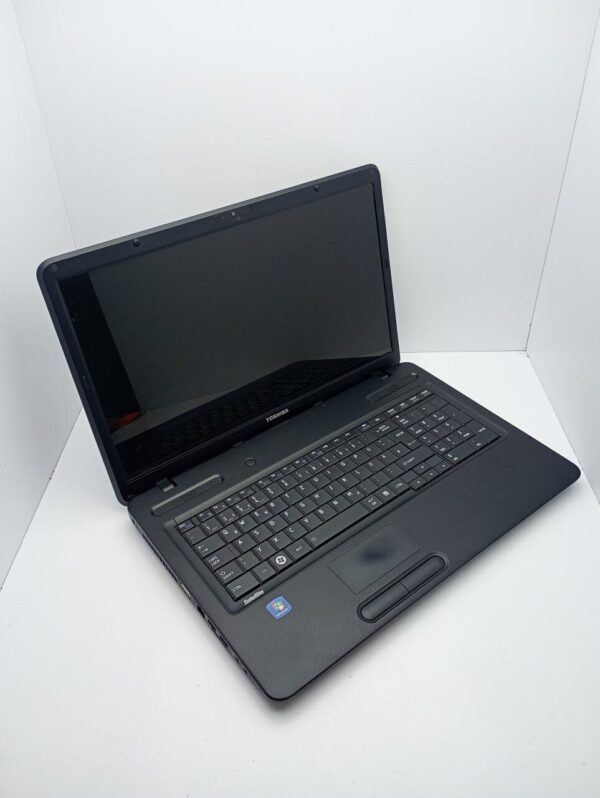 Ноутбук Toshiba Satellite C670 / 17.3" (1600x900) TN / AMD E-450 (2 ядра по 1.6 GHz) / 6 GB DDR3 / 120 GB SSD / AMD Radeon HD 6320 Graphics / WebCam - Зображення 3