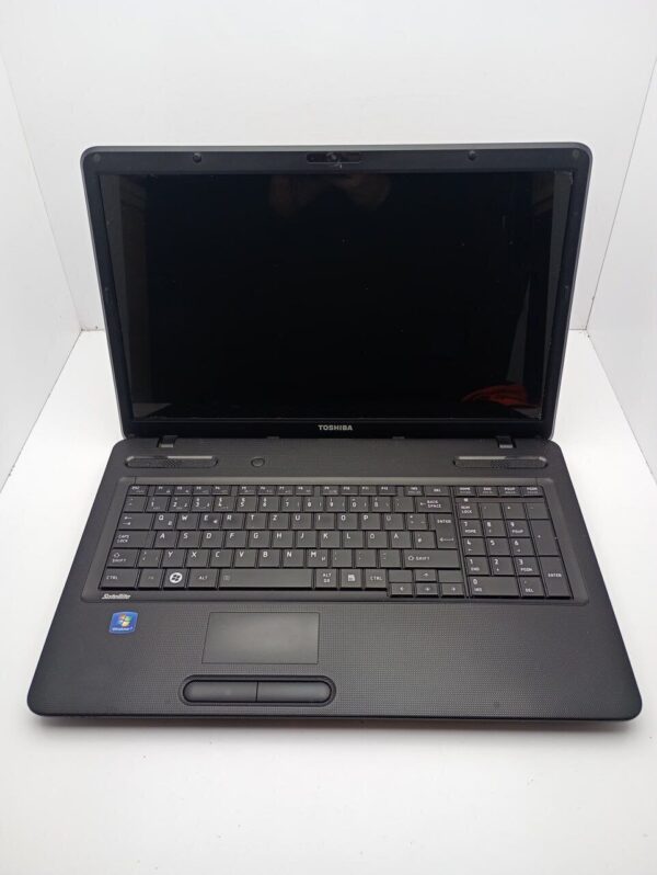 Ноутбук Toshiba Satellite C670 / 17.3" (1600x900) TN / AMD E-450 (2 ядра по 1.6 GHz) / 6 GB DDR3 / 120 GB SSD / AMD Radeon HD 6320 Graphics / WebCam - Зображення 2