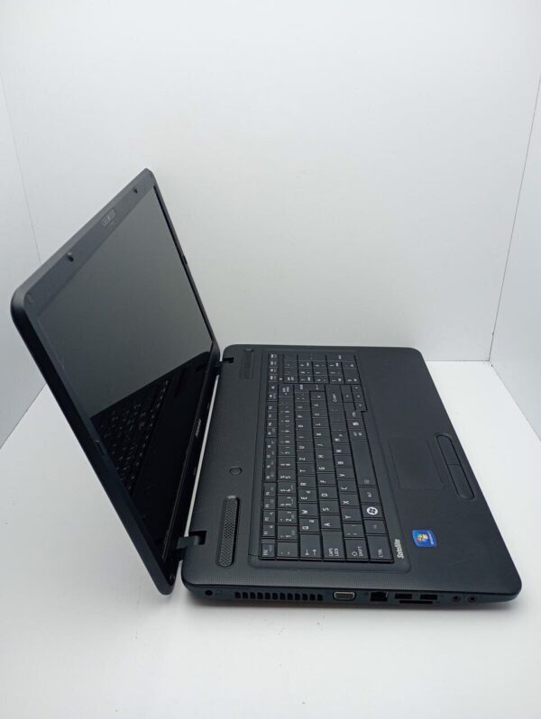 Ноутбук Toshiba Satellite C670 / 17.3" (1600x900) TN / AMD E-450 (2 ядра по 1.6 GHz) / 6 GB DDR3 / 120 GB SSD / AMD Radeon HD 6320 Graphics / WebCam - Зображення 5