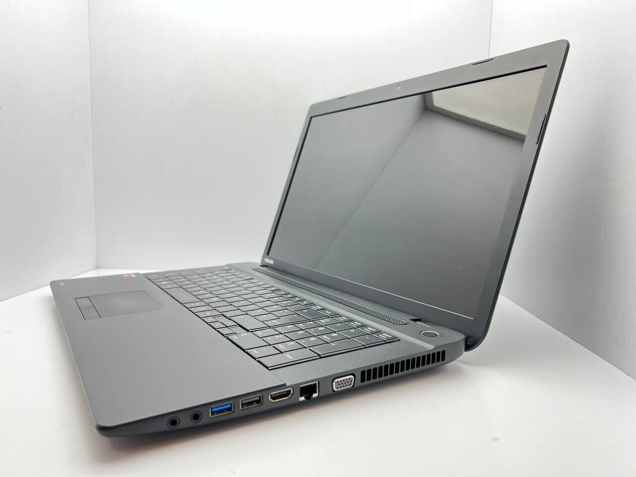 Ноутбук Toshiba Satellite C70D-B / 15.6" (1600x900) TN / AMD A4-6210 (4 ядра по 1.8 GHz) / 4 GB DDR3 / 1000 GB HDD / AMD Radeon R3 Graphics / WebCam / АКБ не тримає - Зображення 4