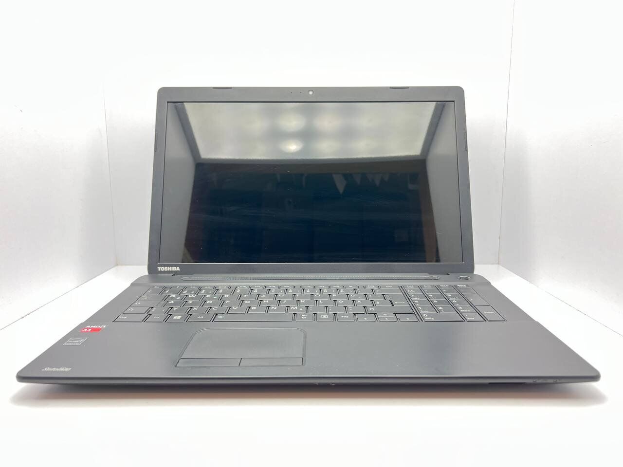 Ноутбук Toshiba Satellite C70D-B / 15.6" (1600x900) TN / AMD A4-6210 (4 ядра по 1.8 GHz) / 4 GB DDR3 / 1000 GB HDD / AMD Radeon R3 Graphics / WebCam / АКБ не тримає - Зображення 2
