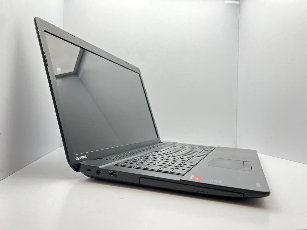 Ноутбук Toshiba Satellite C70D-B / 15.6" (1600x900) TN / AMD A4-6210 (4 ядра по 1.8 GHz) / 4 GB DDR3 / 1000 GB HDD / AMD Radeon R3 Graphics / WebCam / АКБ не тримає - Зображення 3