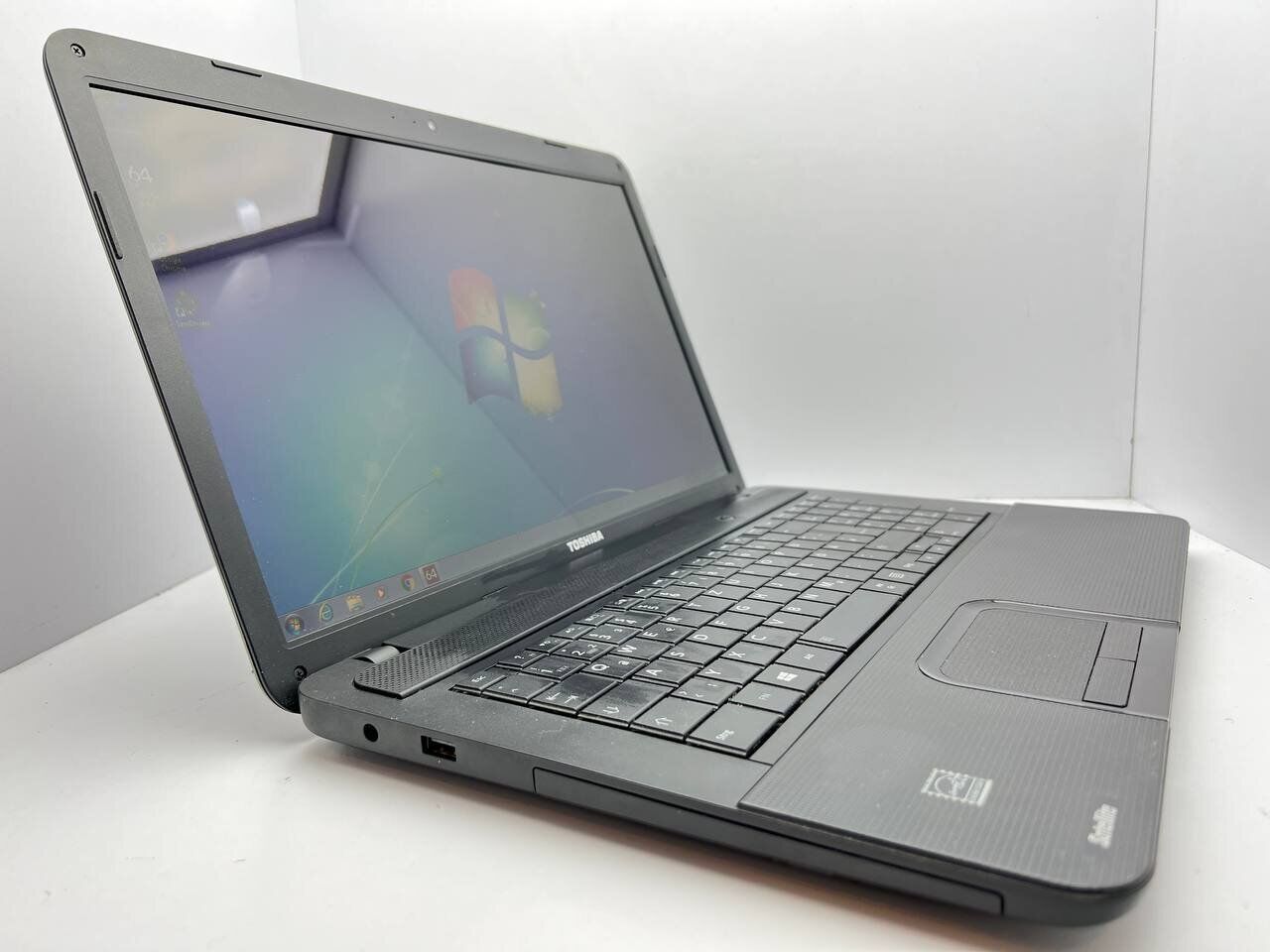 Ноутбук Toshiba Satellite C870 / 17.3" (1600x900) TN / Intel Pentium B960 (2 ядра по 2.2 GHz) / 4 GB DDR3 / 250 GB HDD / Intel HD Graphics / WebCam - Зображення 3