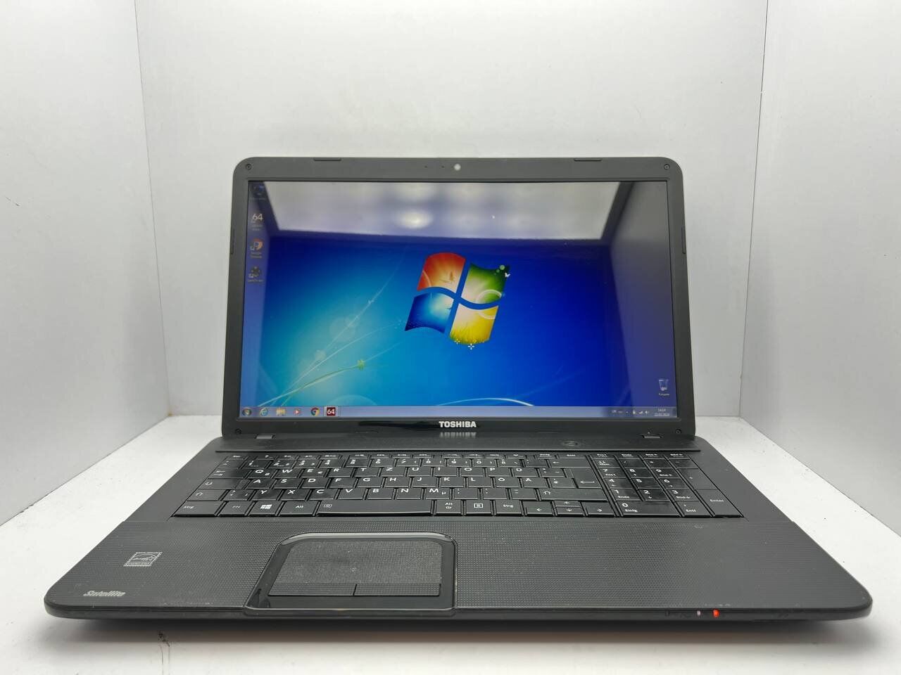 Ноутбук Toshiba Satellite C870 / 17.3" (1600x900) TN / Intel Pentium B960 (2 ядра по 2.2 GHz) / 4 GB DDR3 / 250 GB HDD / Intel HD Graphics / WebCam - Зображення 2