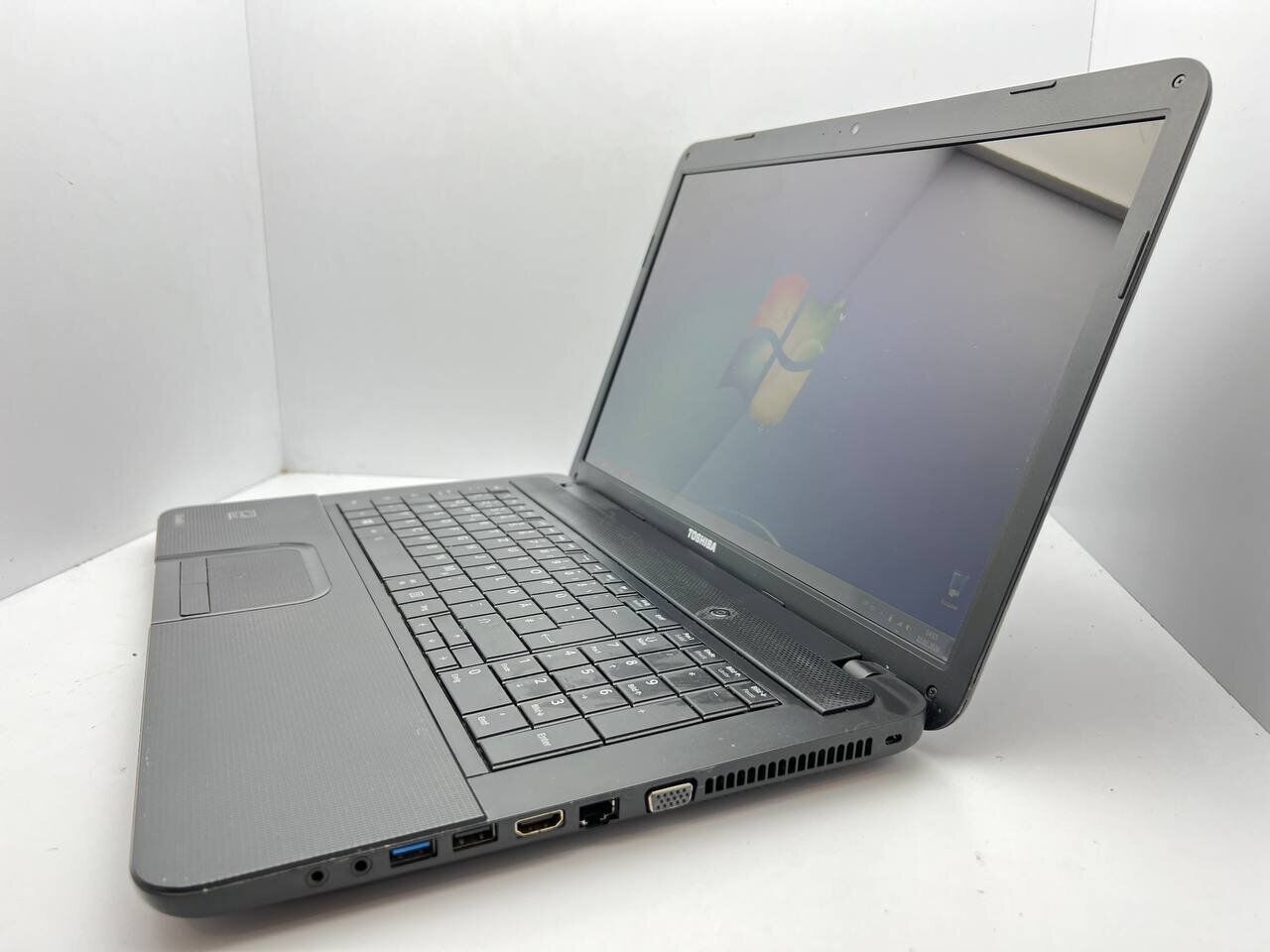 Ноутбук Toshiba Satellite C870 / 17.3" (1600x900) TN / Intel Pentium B960 (2 ядра по 2.2 GHz) / 4 GB DDR3 / 250 GB HDD / Intel HD Graphics / WebCam - Зображення 4