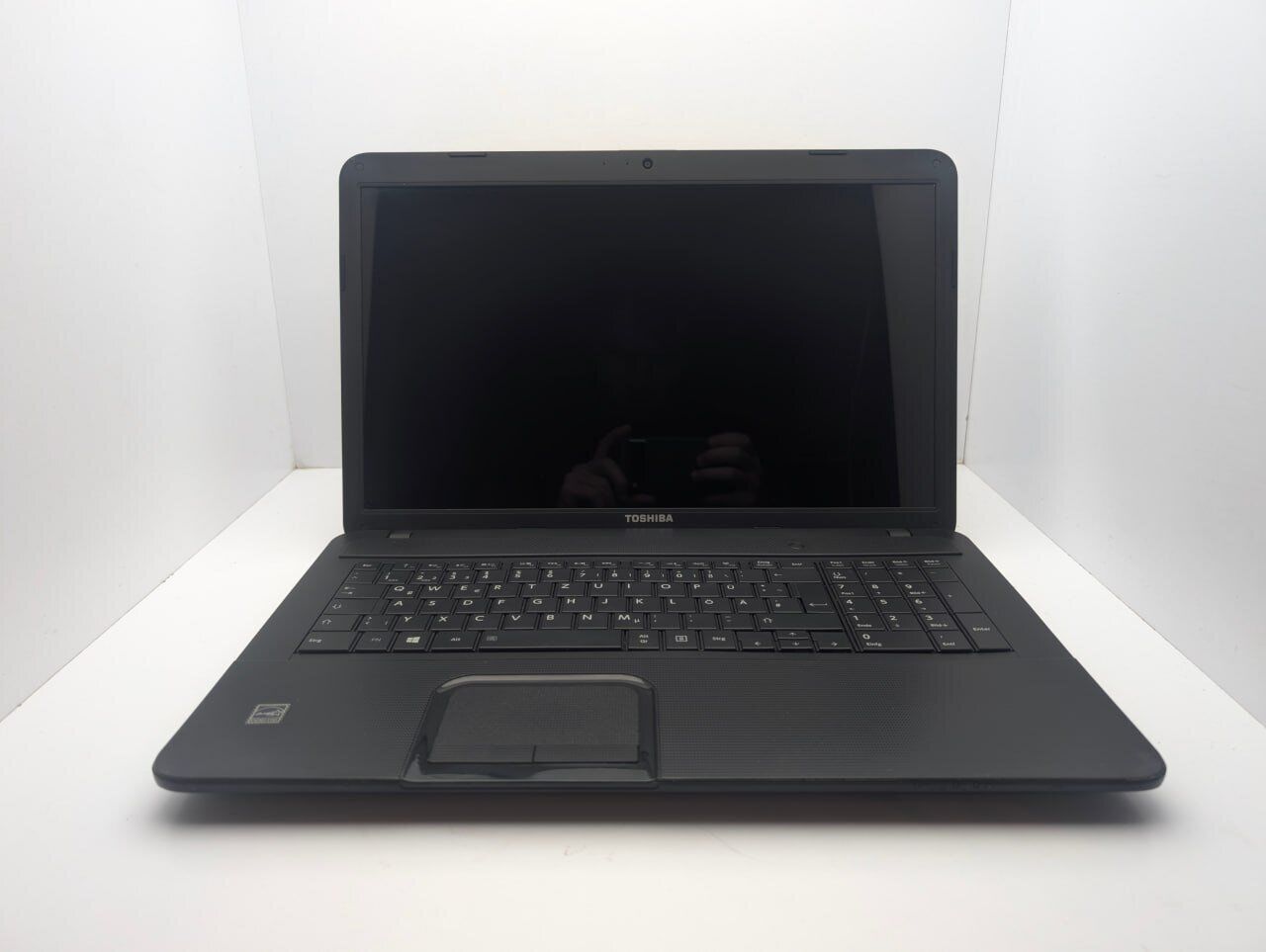 Ноутбук Toshiba Satellite C870D / 17.3" (1600x900) TN / AMD E1-1200 (2 ядра по 1.4 GHz) / 6 GB DDR3 / 500 GB HDD / AMD Radeon HD 7310 / WebCam - Зображення 7