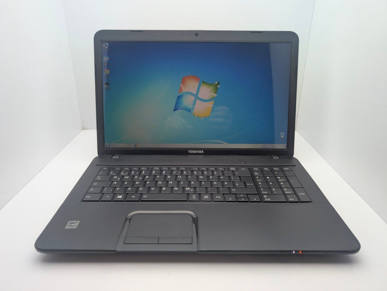 Ноутбук Toshiba Satellite C870D / 17.3" (1600x900) TN / AMD E1-1200 (2 ядра по 1.4 GHz) / 6 GB DDR3 / 500 GB HDD / AMD Radeon HD 7310 / WebCam - Зображення 2
