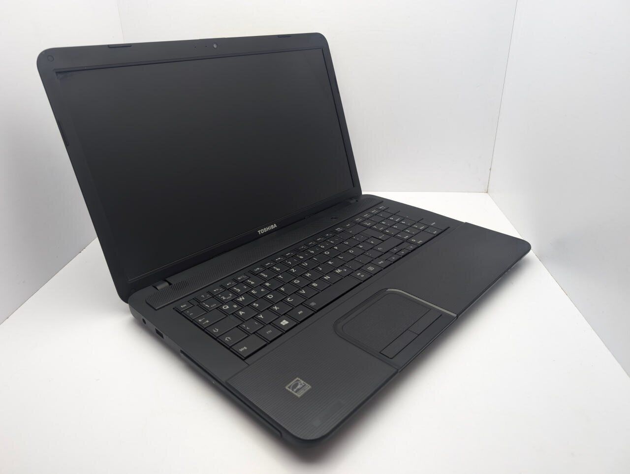 Ноутбук Toshiba Satellite C870D / 17.3" (1600x900) TN / AMD E1-1200 (2 ядра по 1.4 GHz) / 6 GB DDR3 / 500 GB HDD / AMD Radeon HD 7310 / WebCam - Зображення 3