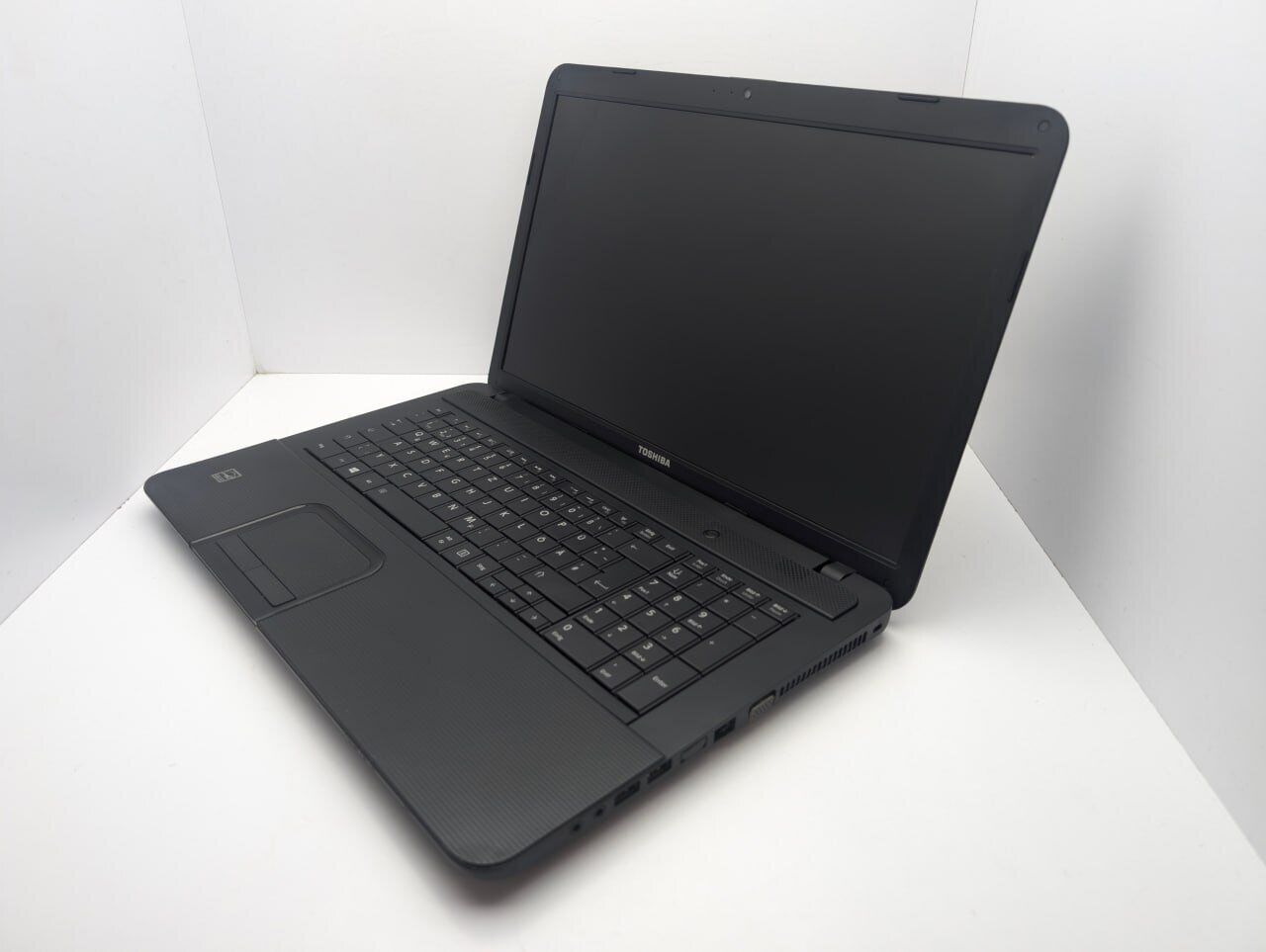 Ноутбук Toshiba Satellite C870D / 17.3" (1600x900) TN / AMD E1-1200 (2 ядра по 1.4 GHz) / 6 GB DDR3 / 500 GB HDD / AMD Radeon HD 7310 / WebCam - Зображення 4