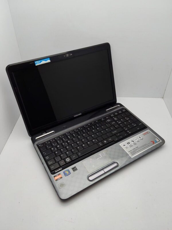 Ноутбук Toshiba Satellite L750 / 15.6" (1366x768) TN / AMD A6-3420M (2 (4) ядра по 1.5 - 2.4 GHz) / 6 GB DDR3 / 750 GB HDD / AMD Radeon HD 6520G Graphics / WebCam - Зображення 3