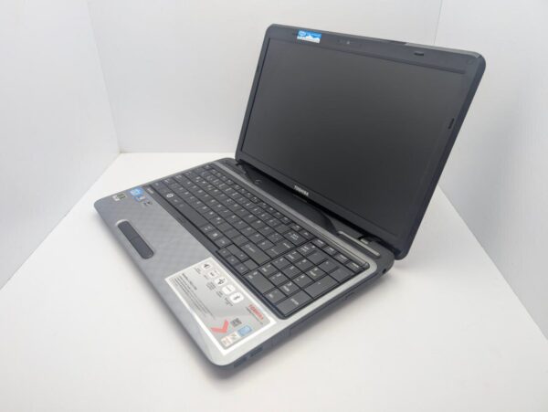 Ноутбук Toshiba Satellite L750 / 15.6" (1366x768) TN / Intel Core i3-2310M (2 (4) ядра по 2.1 GHz) / 6 GB DDR3 / 500 GB HDD / nVidia GeForce GT 525M, 1 GB DDR3, 128-bit / WebCam / HDMI - Зображення 4