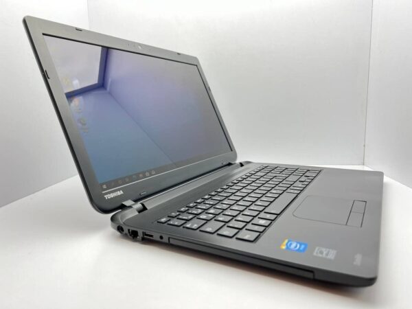 Ноутбук Toshiba Satellite Pro C50-B / 15.6" (1366x768) TN / Intel Celeron N2830 (2 ядра по 2.16 - 2.41 GHz) / 4 GB DDR3 / 120 GB SSD / Intel HD Graphics / WebCam - Зображення 3