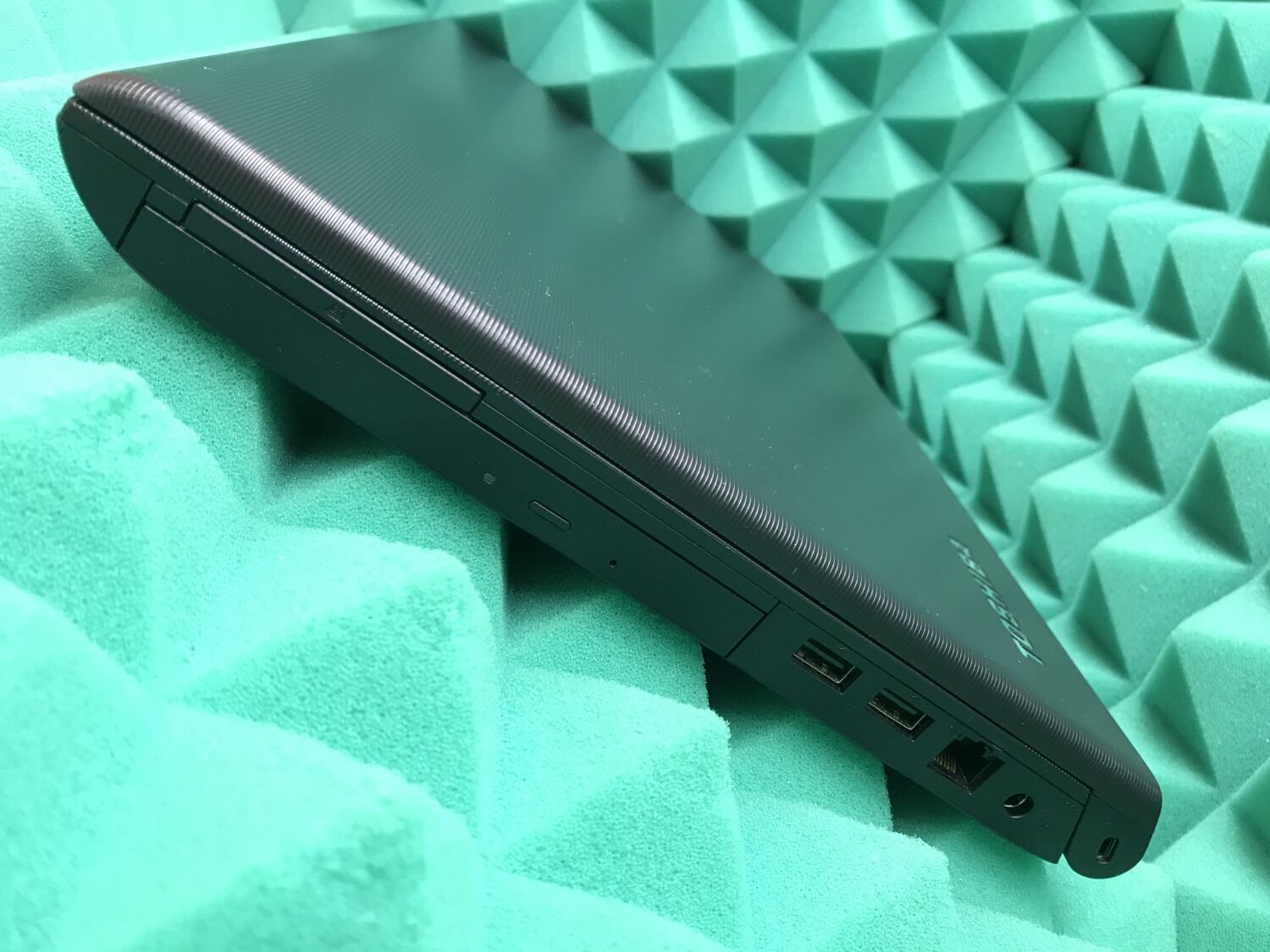 Ноутбук Toshiba Tecra A50-A / 15.6" (1366x768) TN / Intel Core i5-4200M (2 (4) ядра по 2.5 - 3.1 GHz) / 8 GB DDR3 / 120 GB SSD / Intel HD Graphics 4600 / WebCam / DVD-RW / USB 3.0 / HDMI - Зображення 8