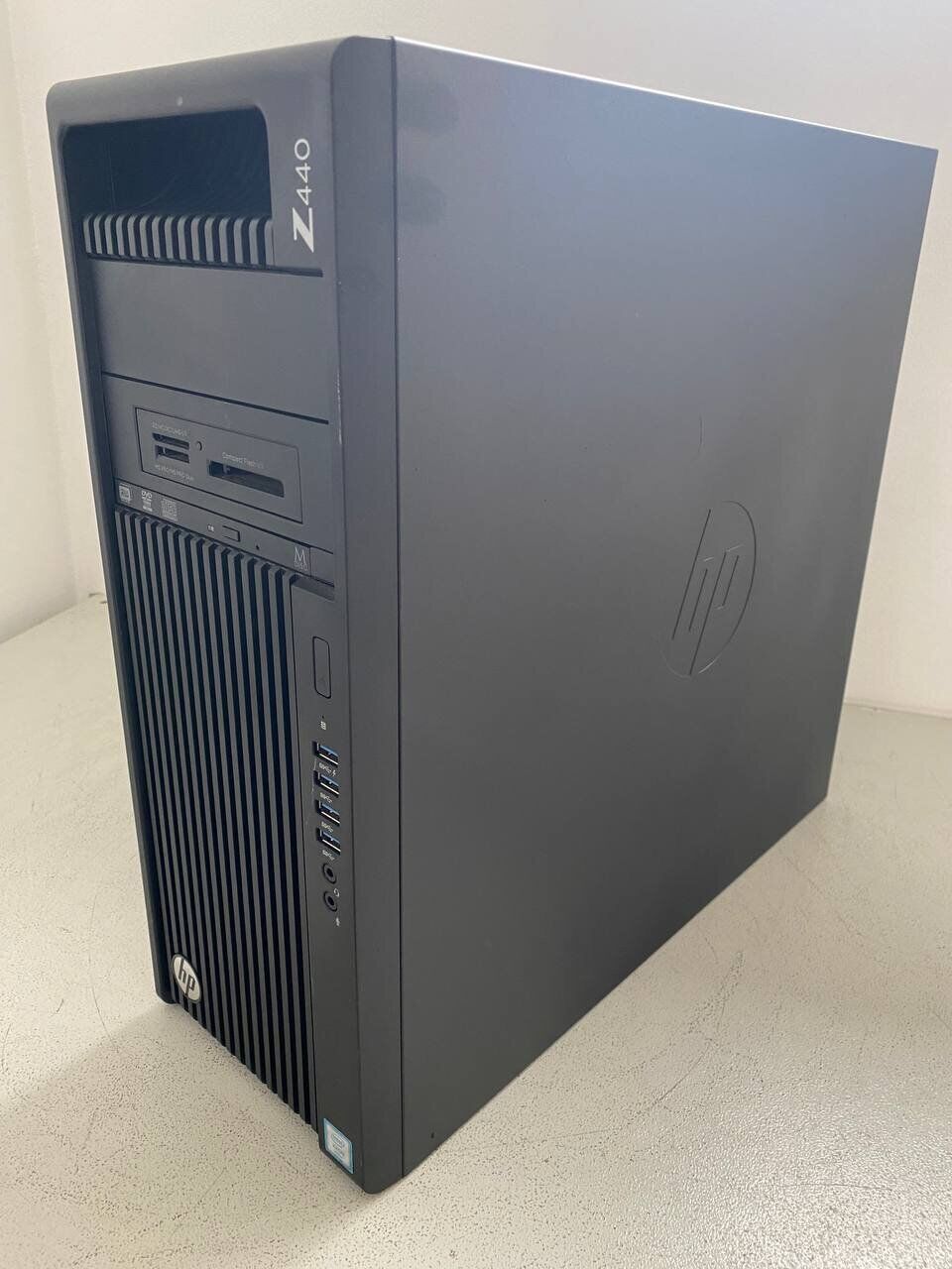 Робоча станція HP Z440 Workstation Tower / Intel Xeon E5-2683 v3 (14 (28) ядер по 2.0 - 3.0 GHz) / 32 GB DDR4 / 240 GB SSD / nVidia Quadro K4000, 3 GB GDDR5, 192-bit / DVD-ROM / DisplayPort - Зображення 3