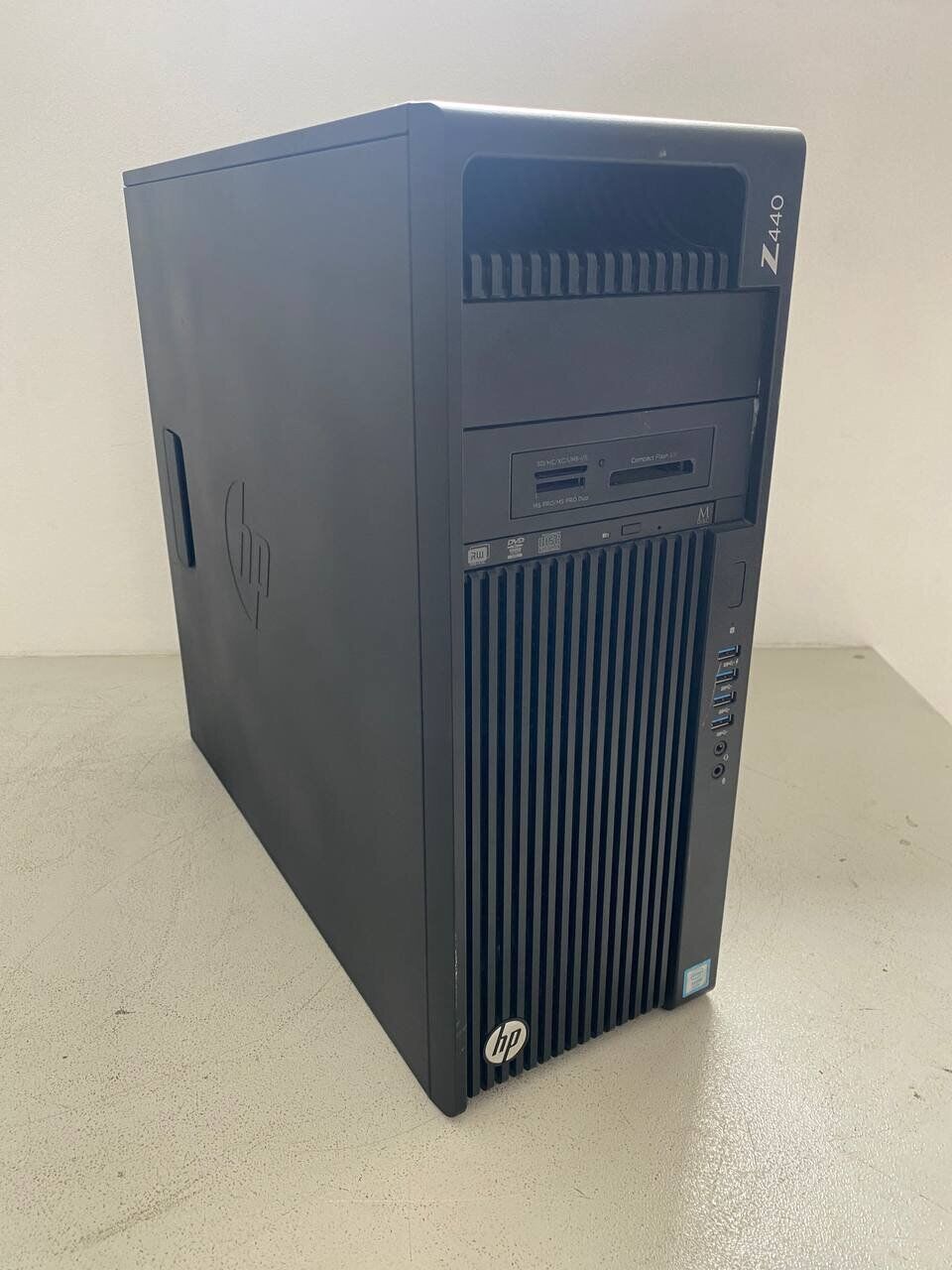 Робоча станція HP Z440 Workstation Tower / Intel Xeon E5-2683 v3 (14 (28) ядер по 2.0 - 3.0 GHz) / 32 GB DDR4 / 240 GB SSD / nVidia Quadro K4000, 3 GB GDDR5, 192-bit / DVD-ROM / DisplayPort - Зображення 2