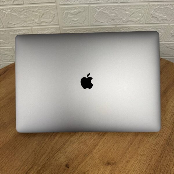 Ультрабук Apple MacBook Pro 16 2019 A2141 / 16" (3072x1920) IPS / Intel Core i9-9980HK (8 (16) ядер по 2.4 - 5.0 GHz) / 16 GB DDR4 / 1000 GB SSD / AMD Radeon Pro 5500M, 8 GB GDDR6, 128-bit / WebCam / MacOS - Зображення 3