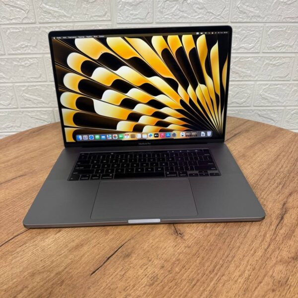 Ультрабук Apple MacBook Pro 16 2019 A2141 / 16" (3072x1920) IPS / Intel Core i9-9980HK (8 (16) ядер по 2.4 - 5.0 GHz) / 16 GB DDR4 / 1000 GB SSD / AMD Radeon Pro 5500M, 8 GB GDDR6, 128-bit / WebCam / MacOS - Зображення 2