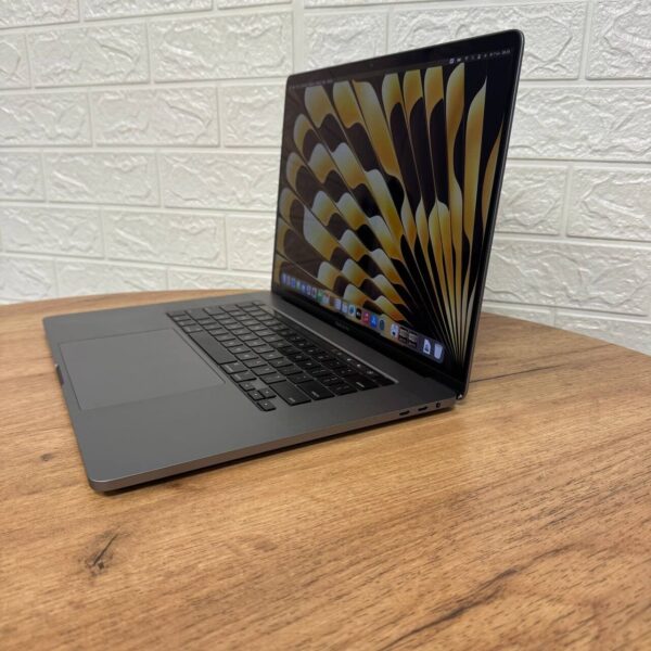 Ультрабук Apple MacBook Pro 16 2019 A2141 / 16" (3072x1920) IPS / Intel Core i9-9980HK (8 (16) ядер по 2.4 - 5.0 GHz) / 16 GB DDR4 / 1000 GB SSD / AMD Radeon Pro 5500M, 8 GB GDDR6, 128-bit / WebCam / MacOS - Зображення 5