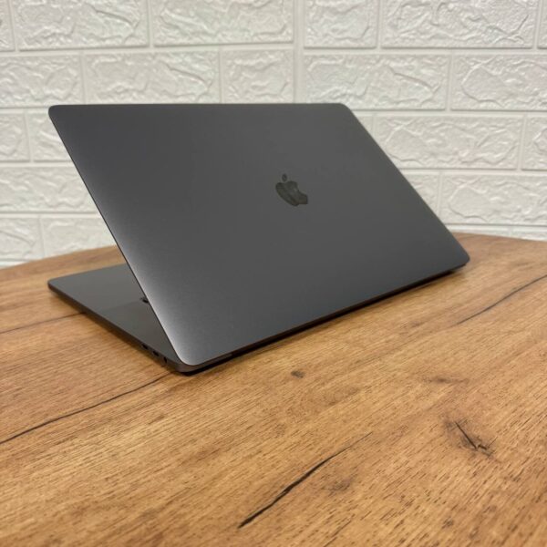 Ультрабук Apple MacBook Pro 16 2019 A2141 / 16" (3072x1920) IPS / Intel Core i9-9980HK (8 (16) ядер по 2.4 - 5.0 GHz) / 16 GB DDR4 / 1000 GB SSD / AMD Radeon Pro 5500M, 8 GB GDDR6, 128-bit / WebCam / MacOS - Зображення 6