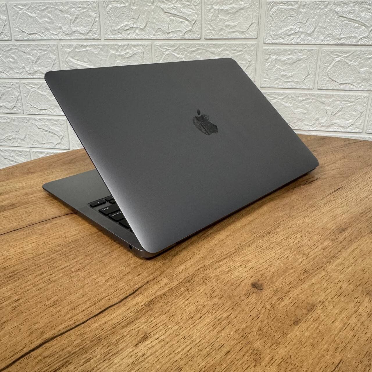 Ультрабук Б-клас Apple MacBook Air 13 2020 A2179 / 13.3'' (2560x1600) IPS / Intel Core i3-1000G4 (2 (4) ядра по 1.1 - 3.2 GHz) / 8 GB DDR4 / 250 GB SSD / Intel Iris Plus Graphics / WebCam / MacOS - Зображення 6