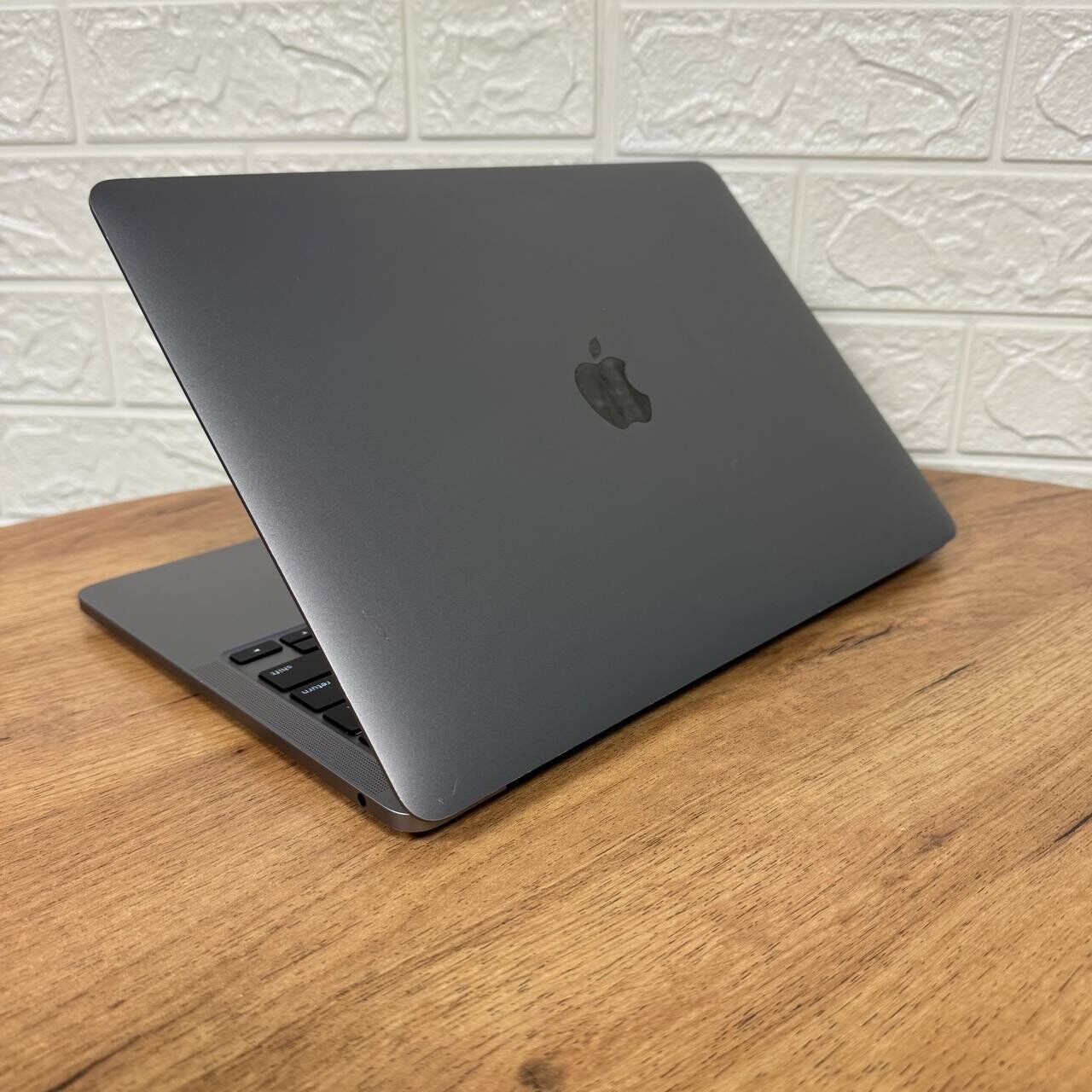 Ультрабук Б-клас Apple MacBook Air 13 2020 A2338 / 13.6" (2560x1600) IPS / Apple M1 (8 ядер по 2.1 - 3.2 GHz) / 8 GB DDR4 / 256 GB SSD / Apple M1 Graphics / WebCam / MacOS - Зображення 6