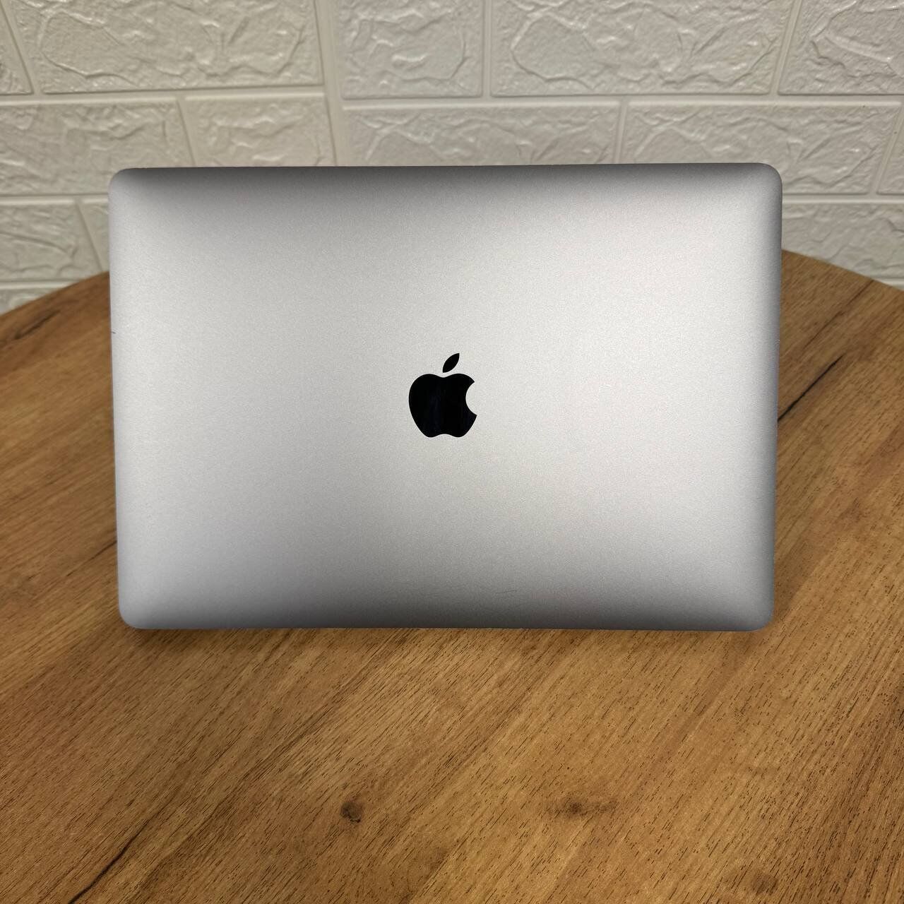 Ультрабук Б-клас Apple MacBook Air 13 2020 A2338 / 13.6" (2560x1600) IPS / Apple M1 (8 ядер по 2.1 - 3.2 GHz) / 8 GB DDR4 / 256 GB SSD / Apple M1 Graphics / WebCam / MacOS - Зображення 3