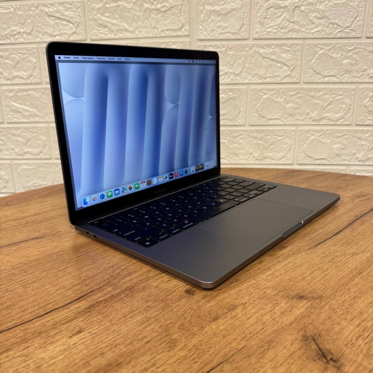 Ультрабук Б-клас Apple MacBook Air 13 2020 A2338 / 13.6" (2560x1600) IPS / Apple M1 (8 ядер по 2.1 - 3.2 GHz) / 8 GB DDR4 / 256 GB SSD / Apple M1 Graphics / WebCam / MacOS - Зображення 4
