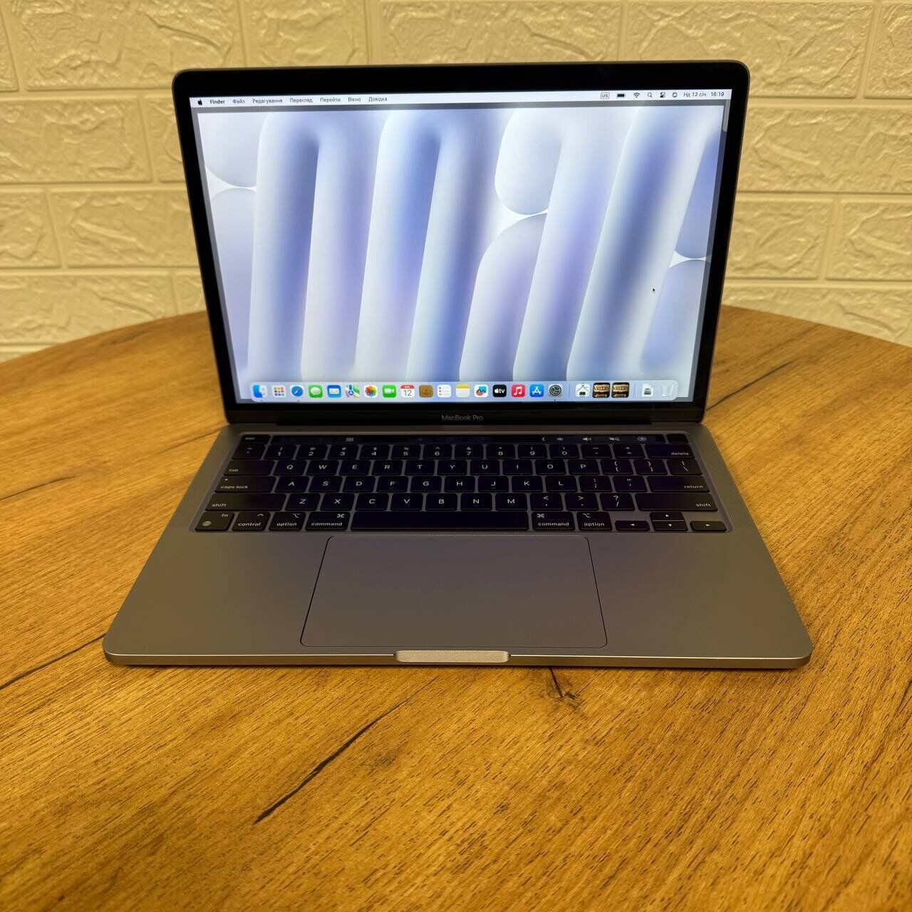 Ультрабук Б-клас Apple MacBook Air 13 2020 A2338 / 13.6" (2560x1600) IPS / Apple M1 (8 ядер по 2.1 - 3.2 GHz) / 8 GB DDR4 / 256 GB SSD / Apple M1 Graphics / WebCam / MacOS - Зображення 2