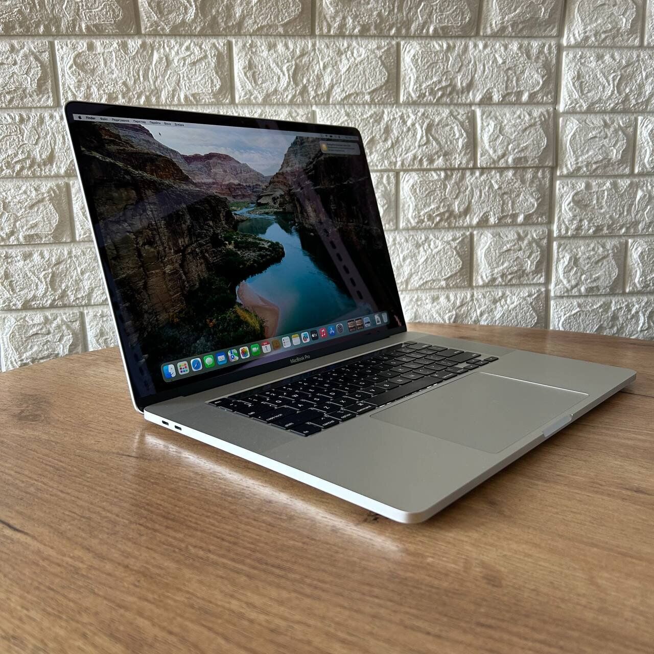 Ультрабук Б-клас Apple MacBook Pro 16 2019 A2141 / 16" (3072x1920) IPS / Intel Core i7-9750H (6 (12) ядер по 2.6 - 4.5 GHz) / 16 GB DDR4 / 500 GB SSD / AMD Radeon Pro 5300M, 4 GB GDDR6, 128-bit / WebCam / MacOS - Зображення 4