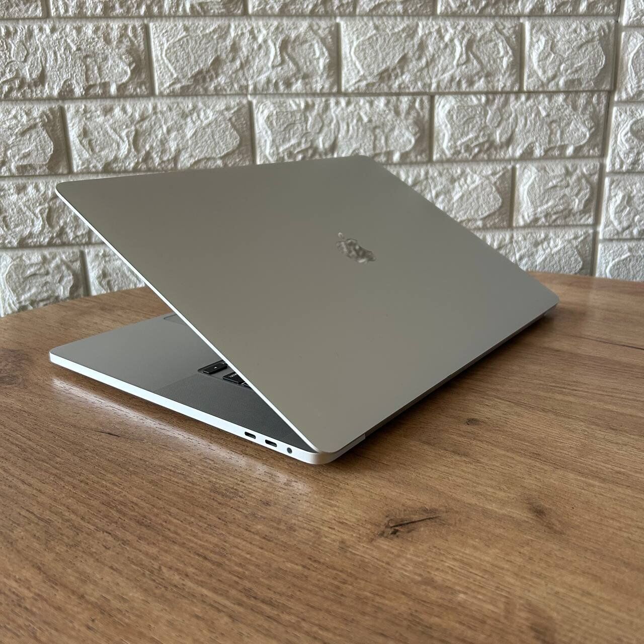 Ультрабук Б-клас Apple MacBook Pro 16 2019 A2141 / 16" (3072x1920) IPS / Intel Core i7-9750H (6 (12) ядер по 2.6 - 4.5 GHz) / 16 GB DDR4 / 500 GB SSD / AMD Radeon Pro 5300M, 4 GB GDDR6, 128-bit / WebCam / MacOS - Зображення 6