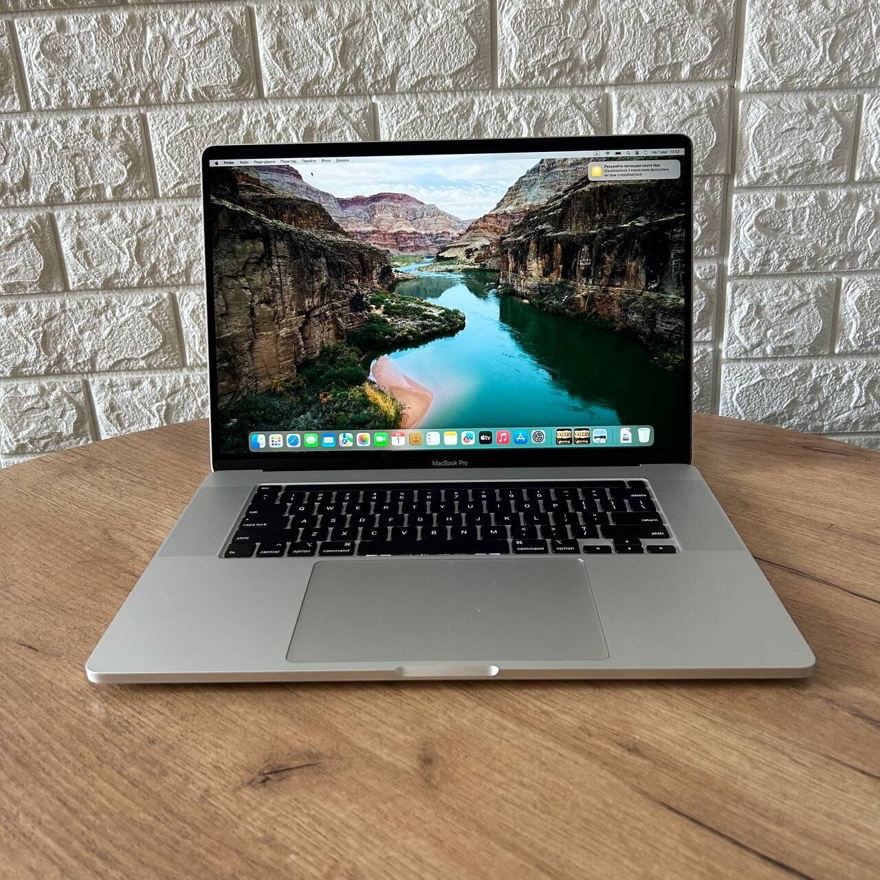 Ультрабук Б-клас Apple MacBook Pro 16 2019 A2141 / 16" (3072x1920) IPS / Intel Core i7-9750H (6 (12) ядер по 2.6 - 4.5 GHz) / 16 GB DDR4 / 500 GB SSD / AMD Radeon Pro 5300M, 4 GB GDDR6, 128-bit / WebCam / MacOS - Зображення 2