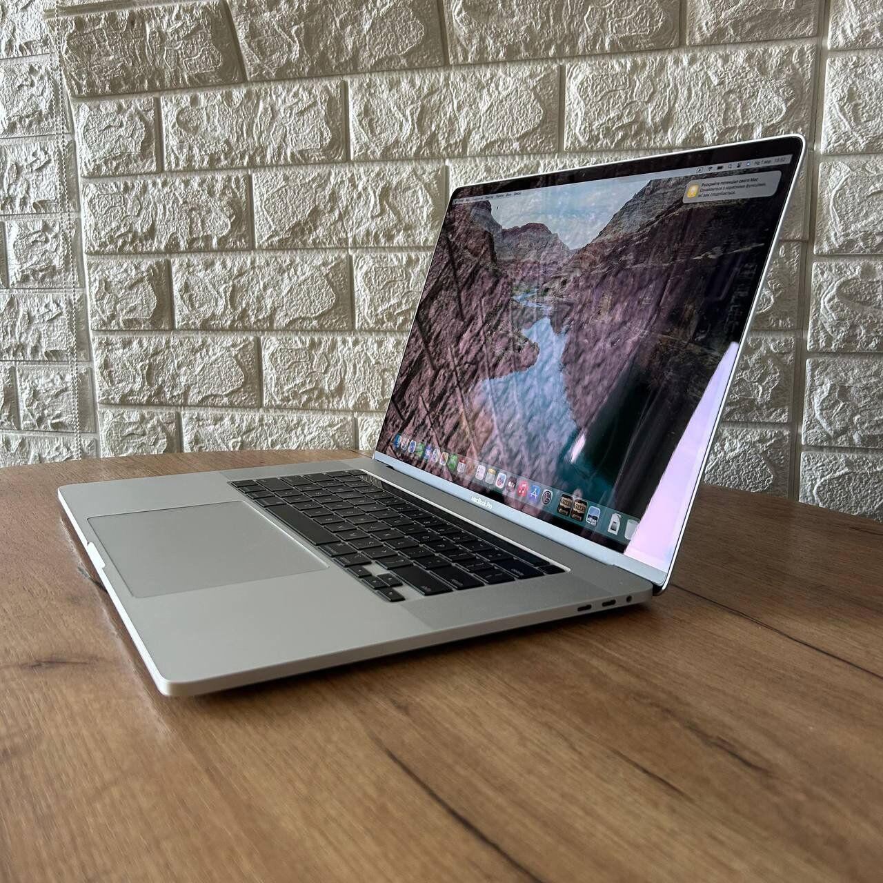 Ультрабук Б-клас Apple MacBook Pro 16 2019 A2141 / 16" (3072x1920) IPS / Intel Core i7-9750H (6 (12) ядер по 2.6 - 4.5 GHz) / 16 GB DDR4 / 500 GB SSD / AMD Radeon Pro 5300M, 4 GB GDDR6, 128-bit / WebCam / MacOS - Зображення 5