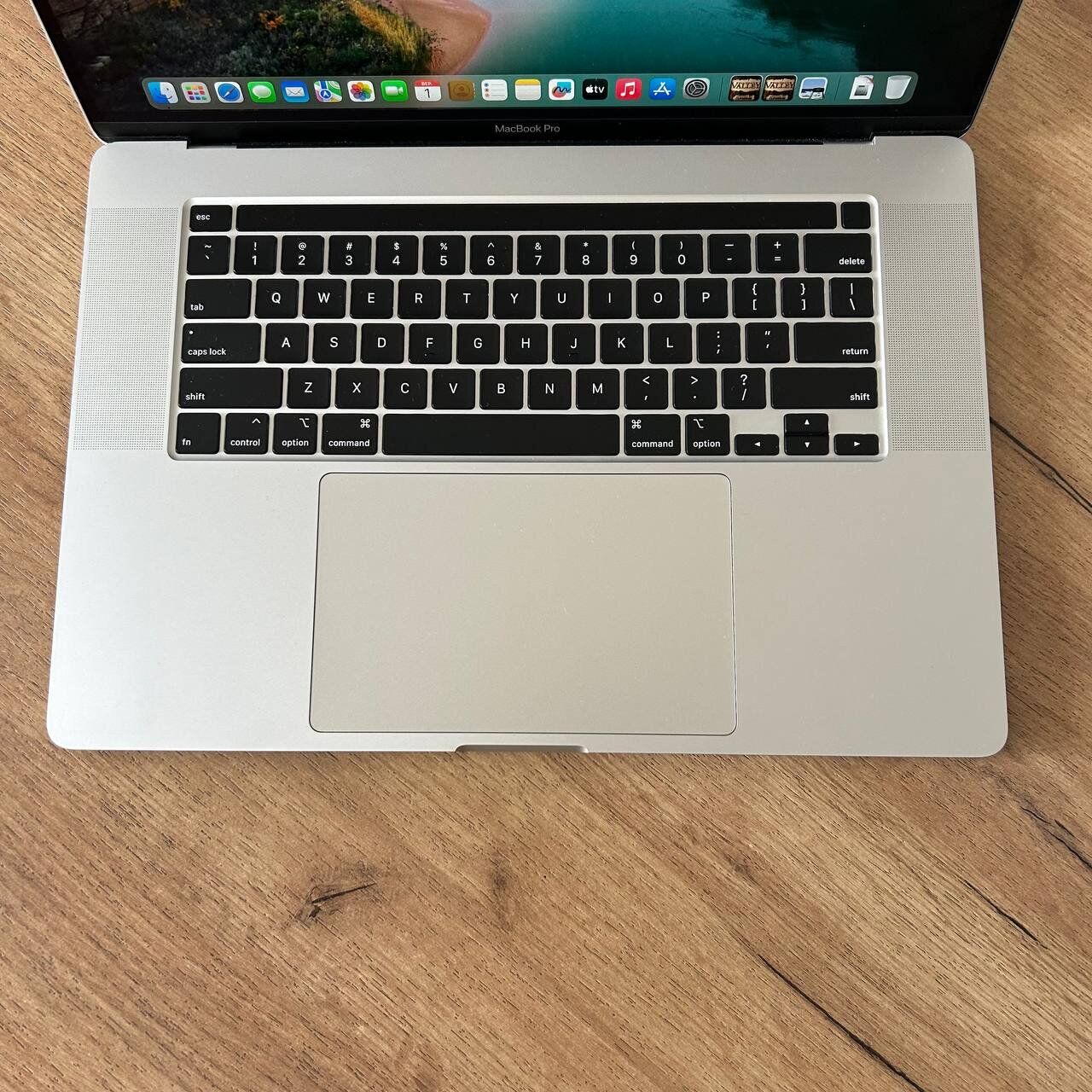 Ультрабук Б-клас Apple MacBook Pro 16 2019 A2141 / 16" (3072x1920) IPS / Intel Core i7-9750H (6 (12) ядер по 2.6 - 4.5 GHz) / 16 GB DDR4 / 500 GB SSD / AMD Radeon Pro 5300M, 4 GB GDDR6, 128-bit / WebCam / MacOS - Зображення 7