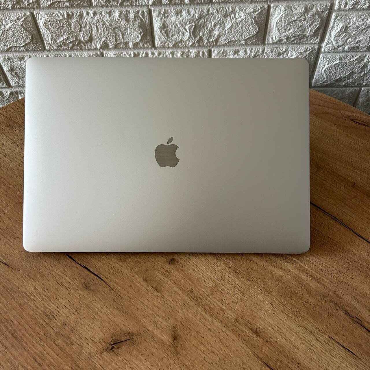 Ультрабук Б-клас Apple MacBook Pro 16 2019 A2141 / 16" (3072x1920) IPS / Intel Core i7-9750H (6 (12) ядер по 2.6 - 4.5 GHz) / 16 GB DDR4 / 500 GB SSD / AMD Radeon Pro 5300M, 4 GB GDDR6, 128-bit / WebCam / MacOS - Зображення 3