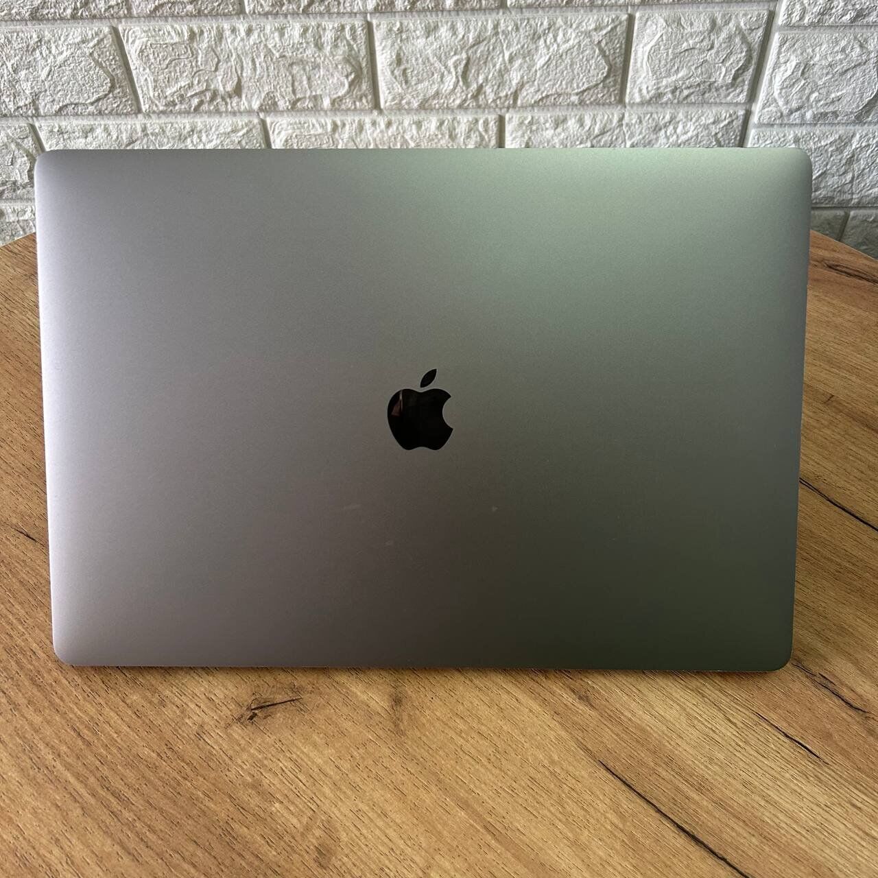 Ультрабук Б-клас Apple MacBook Pro 16 2019 A2141 / 16" (3072x1920) IPS / Intel Core i7-9750H (6 (12) ядер по 2.6 - 4.5 GHz) / 16 GB DDR4 / 512 GB SSD / AMD Radeon Pro 5300M, 4 GB GDDR6, 128-bit / WebCam / MacOS - Зображення 3
