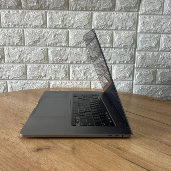 Ультрабук Б-клас Apple MacBook Pro 16 2019 A2141 / 16" (3072x1920) IPS / Intel Core i7-9750H (6 (12) ядер по 2.6 - 4.5 GHz) / 16 GB DDR4 / 512 GB SSD / AMD Radeon Pro 5300M, 4 GB GDDR6, 128-bit / WebCam / MacOS - Зображення 5