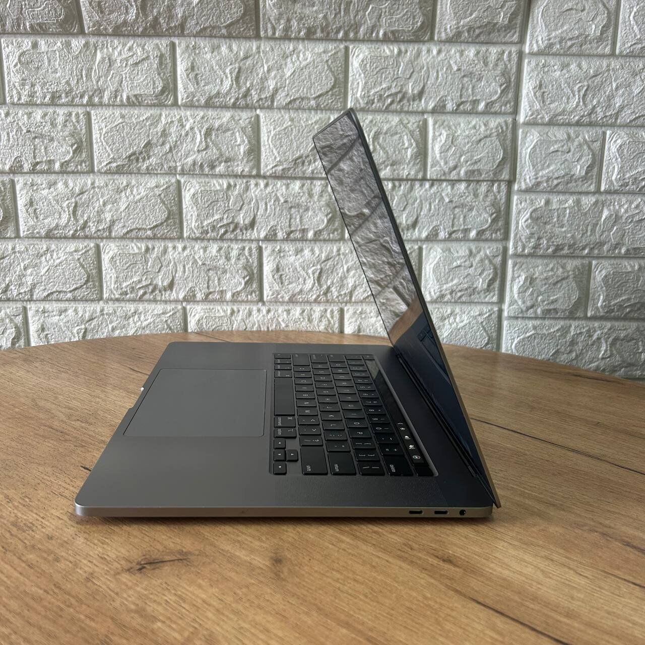 Ультрабук Б-клас Apple MacBook Pro 16 2019 A2141 / 16" (3072x1920) IPS / Intel Core i7-9750H (6 (12) ядер по 2.6 - 4.5 GHz) / 16 GB DDR4 / 512 GB SSD / AMD Radeon Pro 5300M, 4 GB GDDR6, 128-bit / WebCam / MacOS - Зображення 5