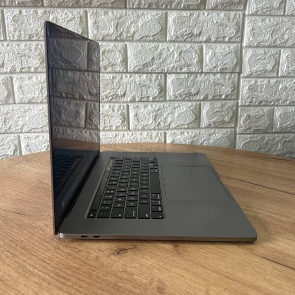 Ультрабук Б-клас Apple MacBook Pro 16 2019 A2141 / 16" (3072x1920) IPS / Intel Core i7-9750H (6 (12) ядер по 2.6 - 4.5 GHz) / 16 GB DDR4 / 512 GB SSD / AMD Radeon Pro 5300M, 4 GB GDDR6, 128-bit / WebCam / MacOS - Зображення 4
