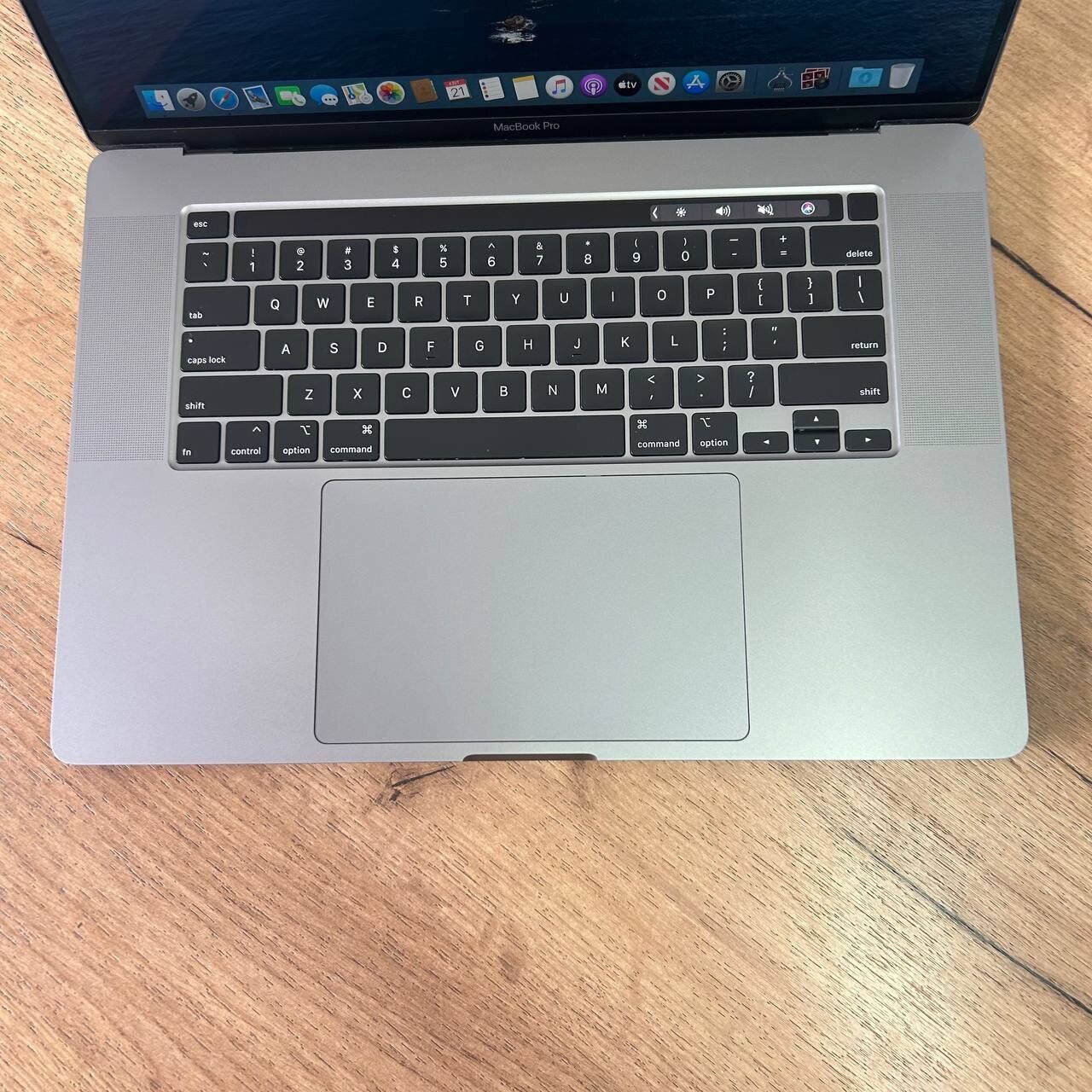Ультрабук Б-клас Apple MacBook Pro 16 2019 A2141 / 16" (3072x1920) IPS / Intel Core i7-9750H (6 (12) ядер по 2.6 - 4.5 GHz) / 16 GB DDR4 / 512 GB SSD / AMD Radeon Pro 5300M, 4 GB GDDR6, 128-bit / WebCam / MacOS - Зображення 6