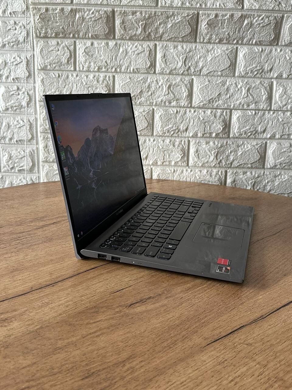 Ультрабук Б-клас Asus VivoBook 15 X512DA / 15.6" (1920x1080) TN / AMD Ryzen 5 3500U (4 (8) ядра по 2.1 - 3.7 GHz) / 8 GB DDR4 / 256 GB SSD / AMD Radeon Vega 8 Graphics / WebCam / HDMI - Зображення 4