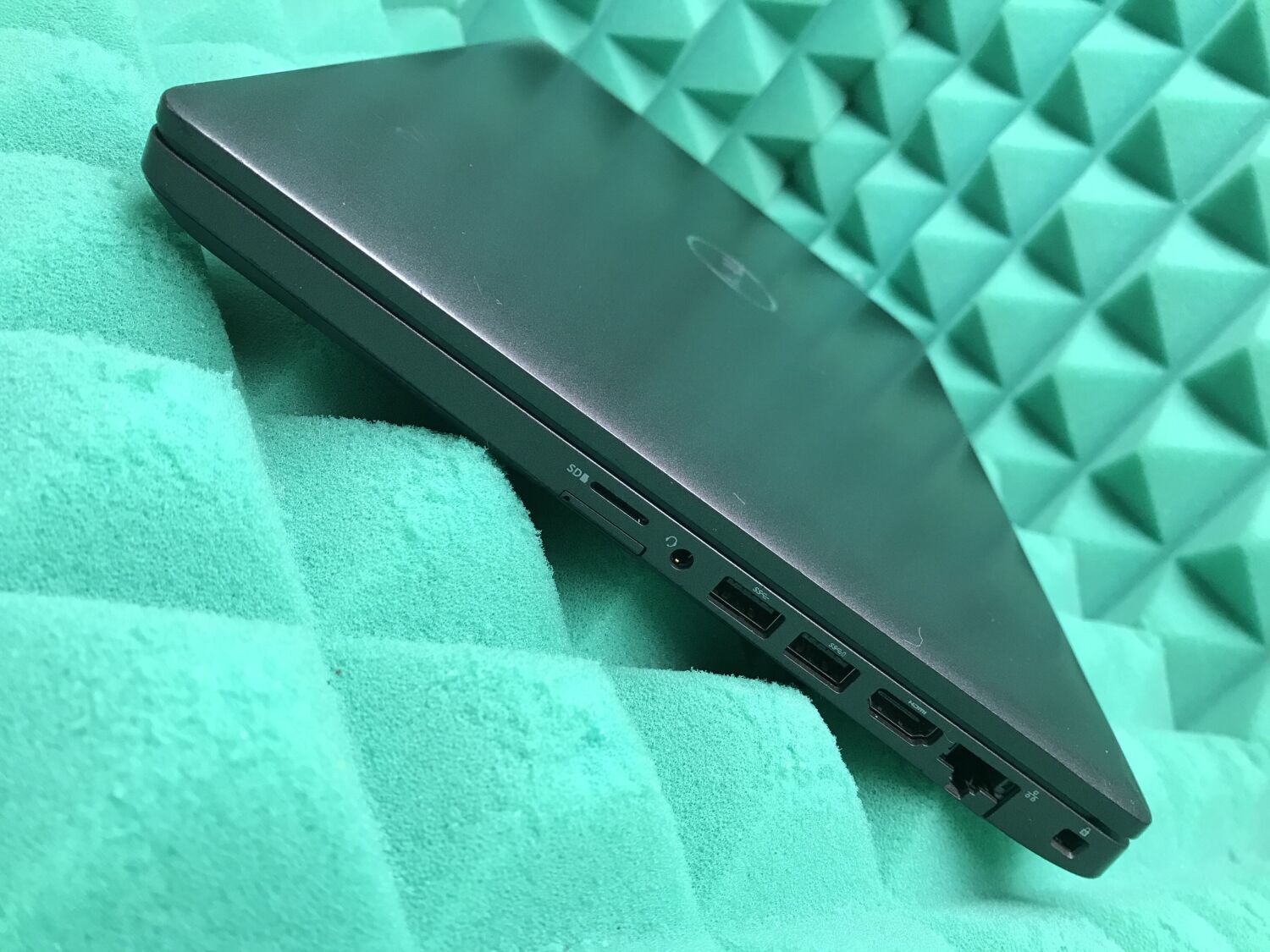 Ультрабук Б-клас Dell Latitude 5400 / 14" (1920x1080) IPS / Intel Core i5-8265U (4 (8) ядра по 1.6 - 3.9 GHz) / 8 GB DDR4 / 256 GB SSD / Intel UHD Graphics 620 / WebCam / USB 3.1 / HDMI / Windows 10 ліцензія - Зображення 6